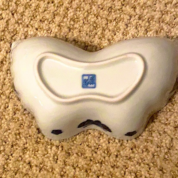 Andrea by Sadek Vintage Chinoiserie Blue and White Butterfly Dish - Picture 4 of 7